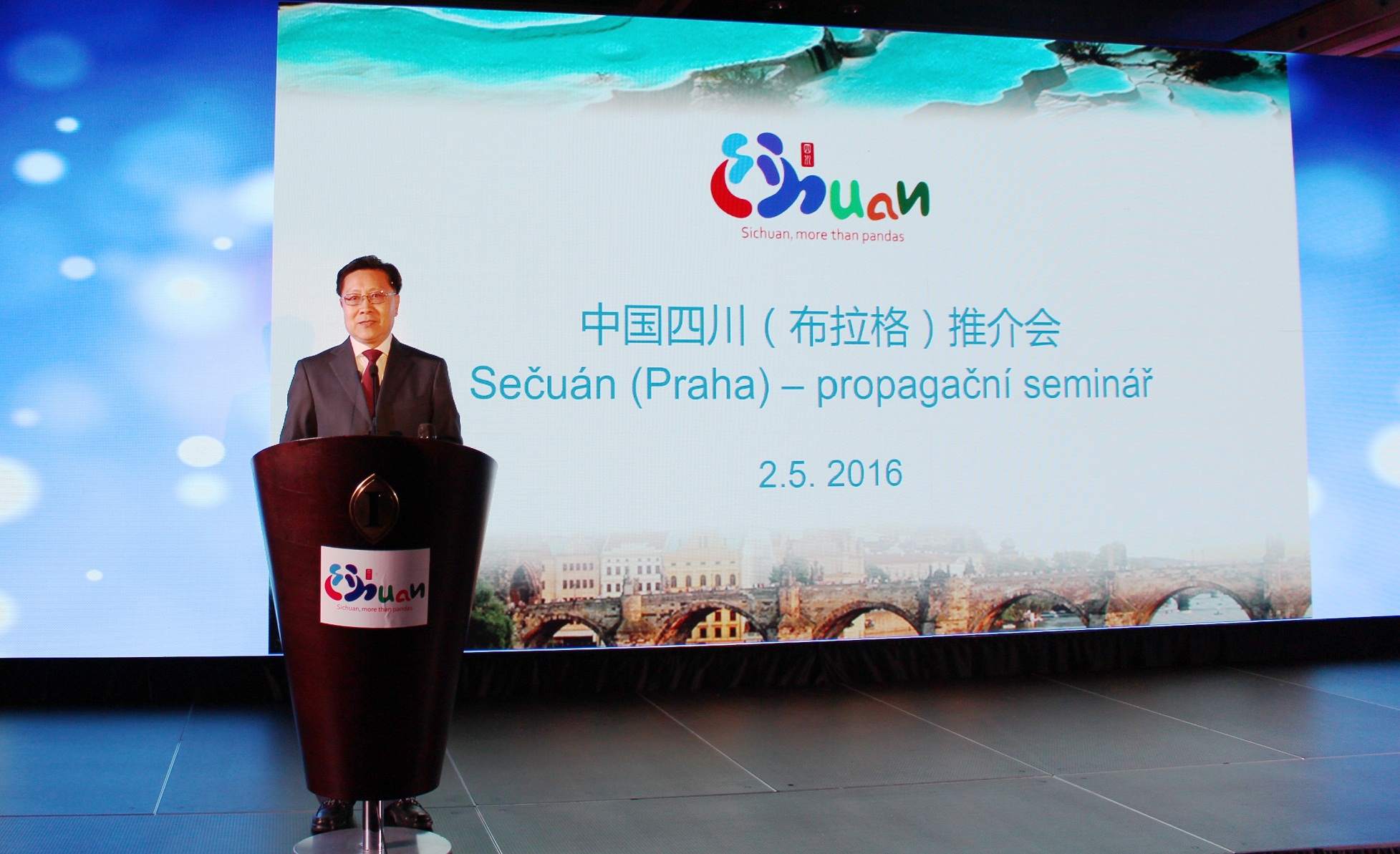 新绿色药业捷克中医中心在布拉格隆重举行揭牌仪式